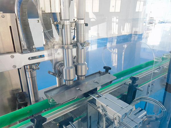 自動(dòng)化香菇醬灌裝機(jī)設(shè)備車間實(shí)拍